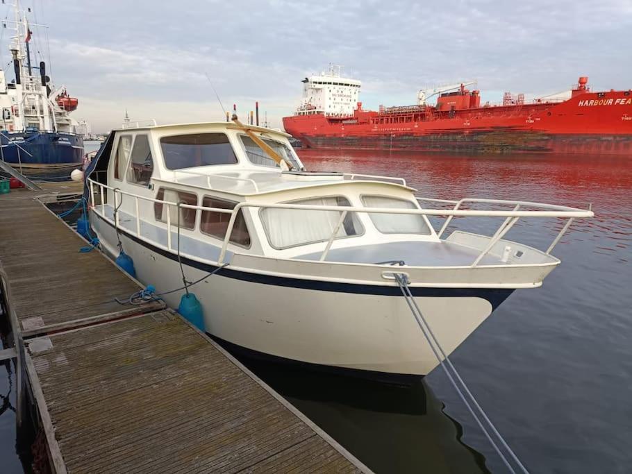 Suesses Motorboot - Bremen Ueberseestadt Εξωτερικό φωτογραφία