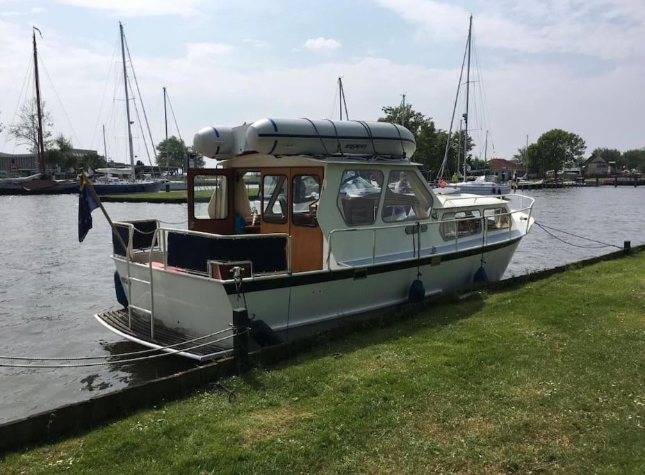 Suesses Motorboot - Bremen Ueberseestadt Εξωτερικό φωτογραφία