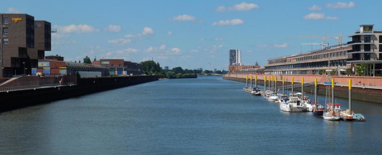 Suesses Motorboot - Bremen Ueberseestadt Εξωτερικό φωτογραφία