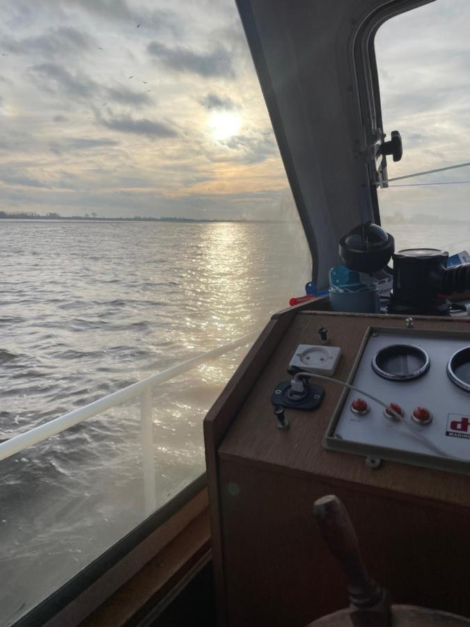 Suesses Motorboot - Bremen Ueberseestadt Εξωτερικό φωτογραφία