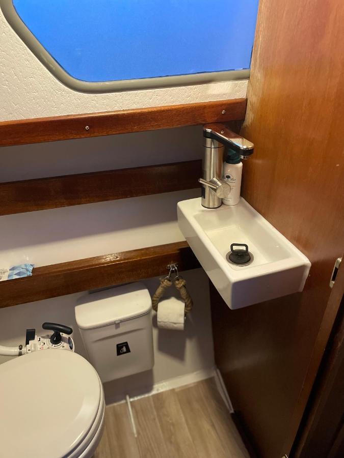 Suesses Motorboot - Bremen Ueberseestadt Εξωτερικό φωτογραφία